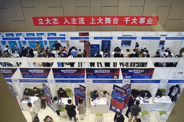 互聯網新聞播報員招聘要求(互聯網新聞播報員招聘要求是什么)